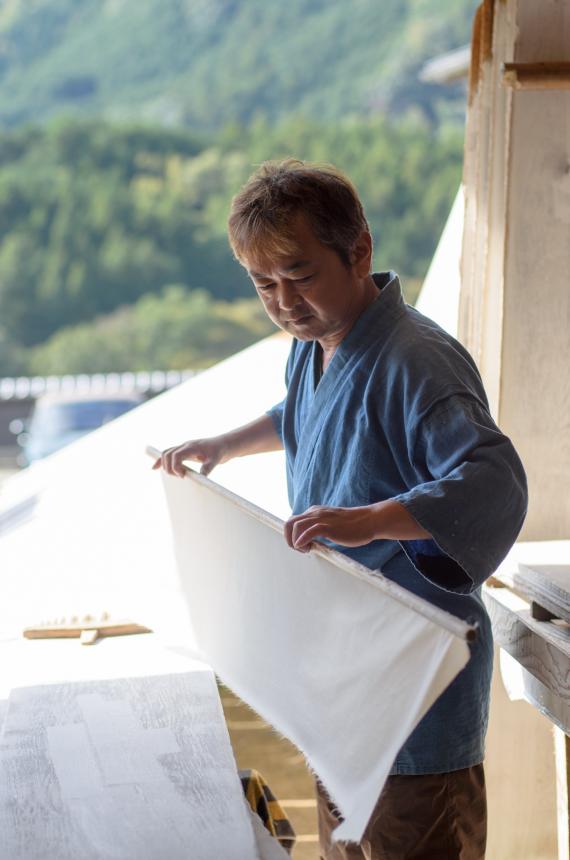 Traditional Crafts of Nara : Making Yoshino Washi Paper By Hand